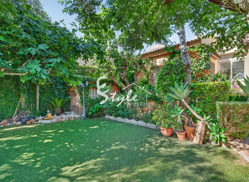 Resale - Villa - Orihuela-Costa - Orihuela Center