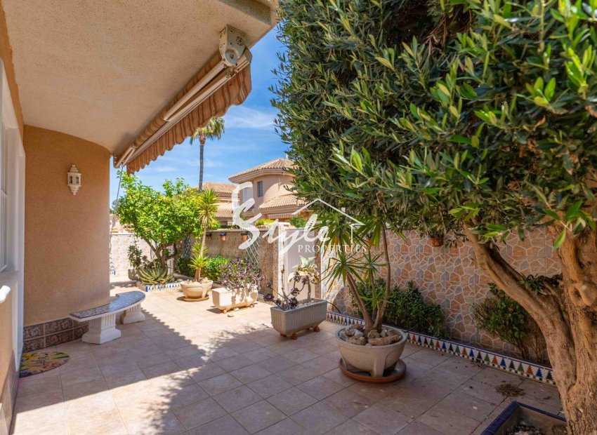 Resale - Villa - Orihuela Costa  - Punta Prima
