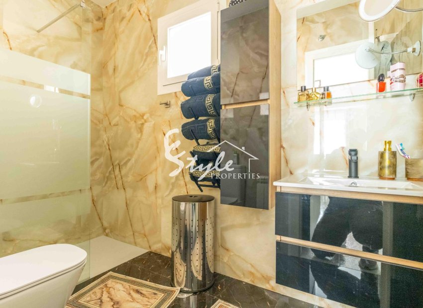 Resale - Villa - Orihuela Costa  - Punta Prima