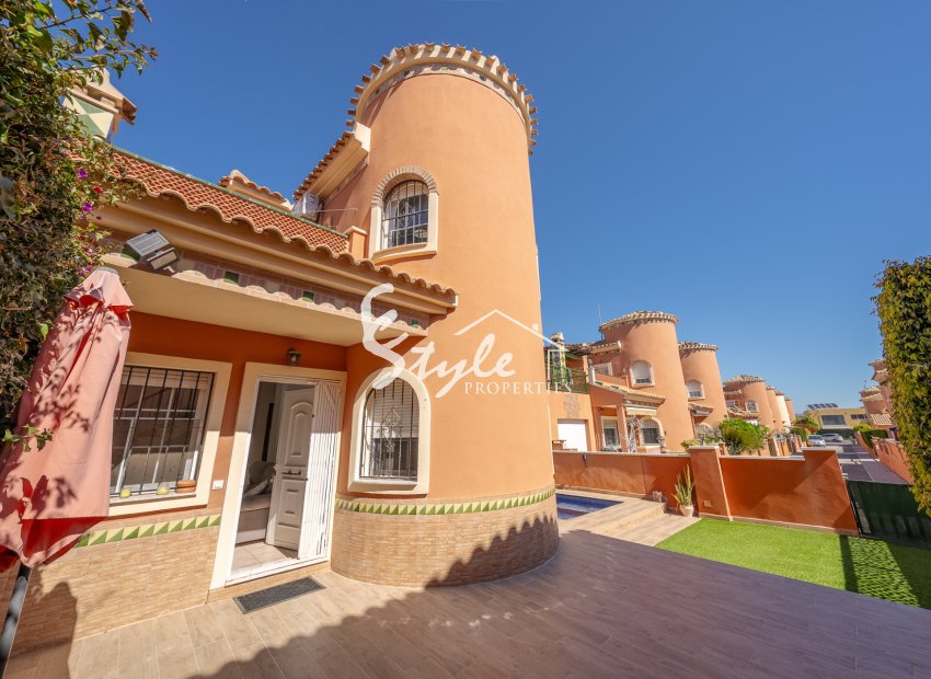 Resale - Villa - Playa Flamenca - Sportcentre