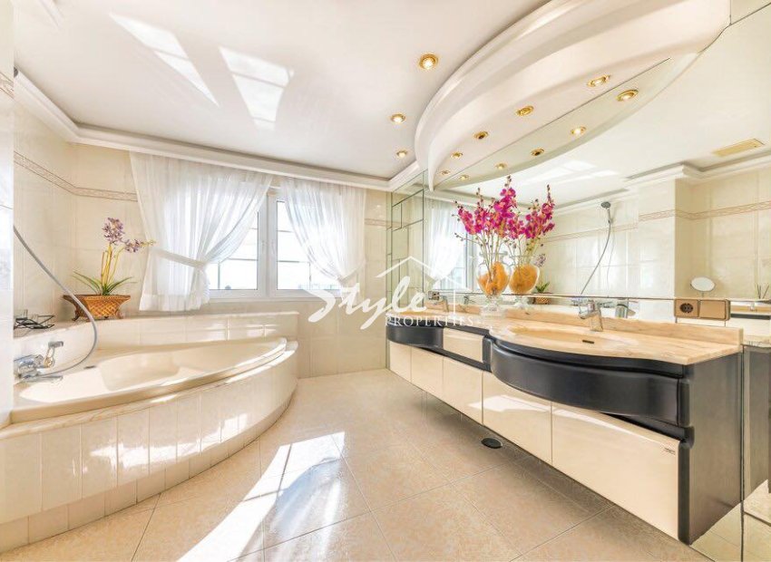 Resale - Villa - Playa San Juan