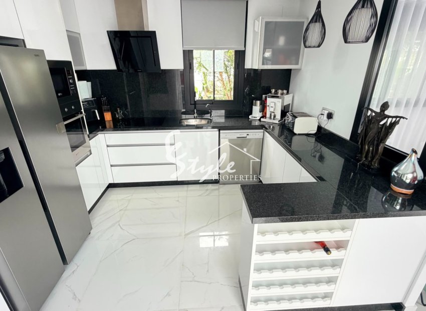 Reventa - Villa - Los Montesinos - La Herada