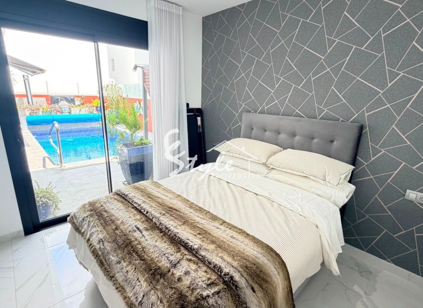Reventa - Villa - Los Montesinos - La Herada