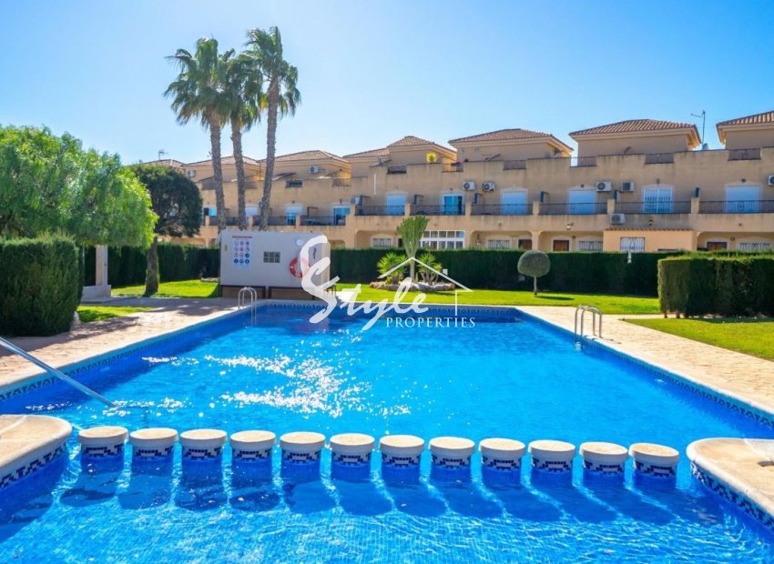 Se vende adosado de 3 dormitorios con vistas al mar en Punta Prima, Los Altos, Orihuela Costa, Costa Blanca. ID2338