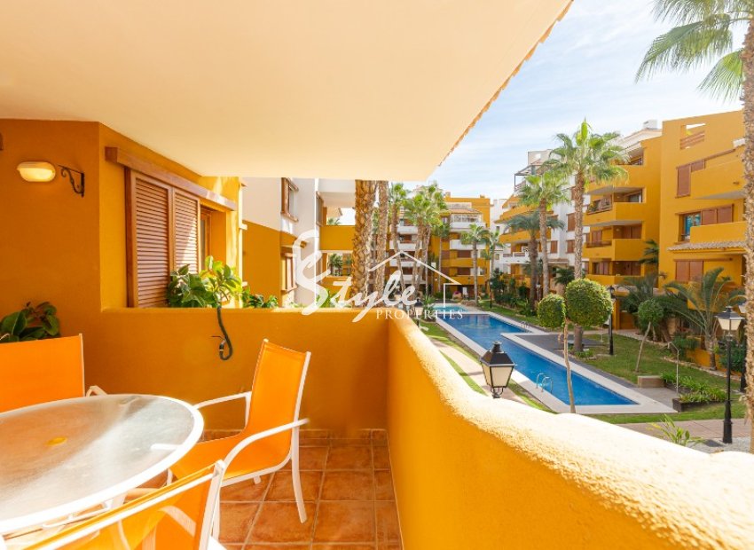Se vende apartamento con orientación sur y vistas a la piscina en La Recoleta, Punta Prima, Costa Blanca. ID3044