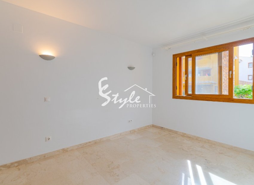 Se vende apartamento con orientación sur y vistas a la piscina en La Recoleta, Punta Prima, Costa Blanca. ID3044