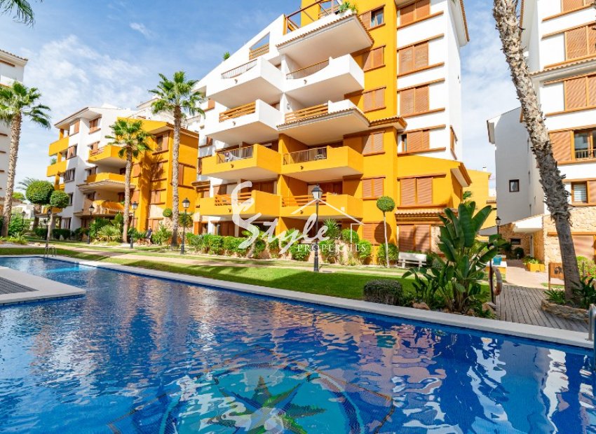 Se vende apartamento con orientación sur y vistas a la piscina en La Recoleta, Punta Prima, Costa Blanca. ID3044