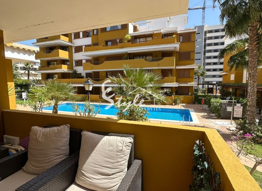 Se vende apartamento con terraza grande en La Entrada, Punta Prima, Costa Blanca. ID2873