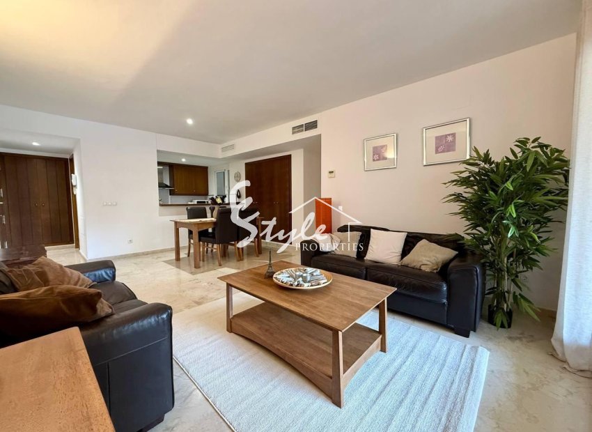 Se vende apartamento con vistas a la zona comunitaria en La Recoleta, Punta Prima. ID2698