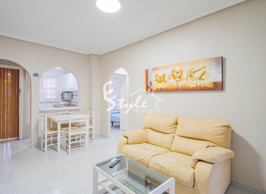 Se vende apartamento de 2 dormitorios a 200 metros del mar en Torrevieja, Costa Blanca, España. ID2939