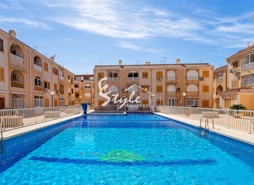 Se vende apartamento de 2 dormitorios a 200 metros del mar en Torrevieja, Costa Blanca, España. ID2939