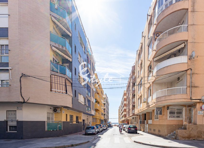 Se vende apartamento de 2 dormitorios a 200 metros del mar en Torrevieja, Costa Blanca, España. ID2939