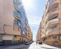 Se vende apartamento de 2 dormitorios a 200 metros del mar en Torrevieja, Costa Blanca, España. ID2939