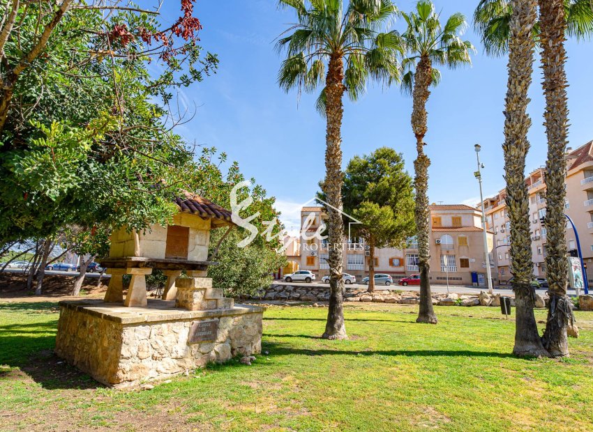 Se vende apartamento de 2 dormitorios a 200 metros del mar en Torrevieja, Costa Blanca, España. ID2939