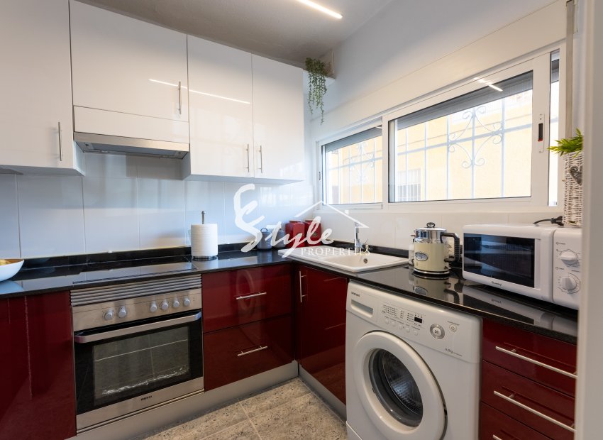 Se vende apartamento de 2 dormitorios a 300 m del mar en Punta Prima, Costa Blanca, España. ID1800