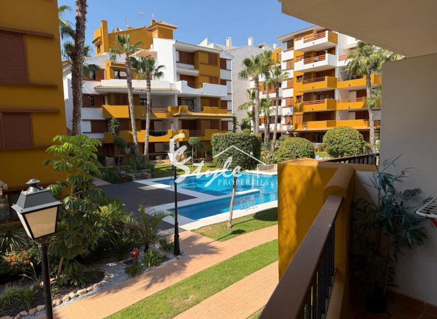 Se vende apartamento de 2 dormitorios con vistas a la piscina en La Recoleta, Punta Prima, Costa Blanca. ID2223