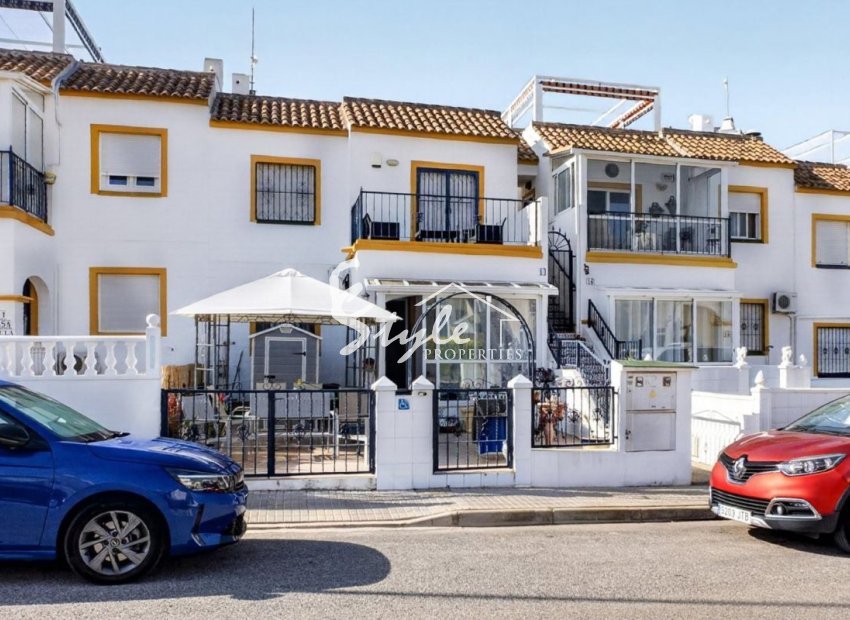 Se vende apartamento de 3 dormitorios con solárium privado en El Andaluz, Orihuela Costa, Costa Blanca. ID2294
