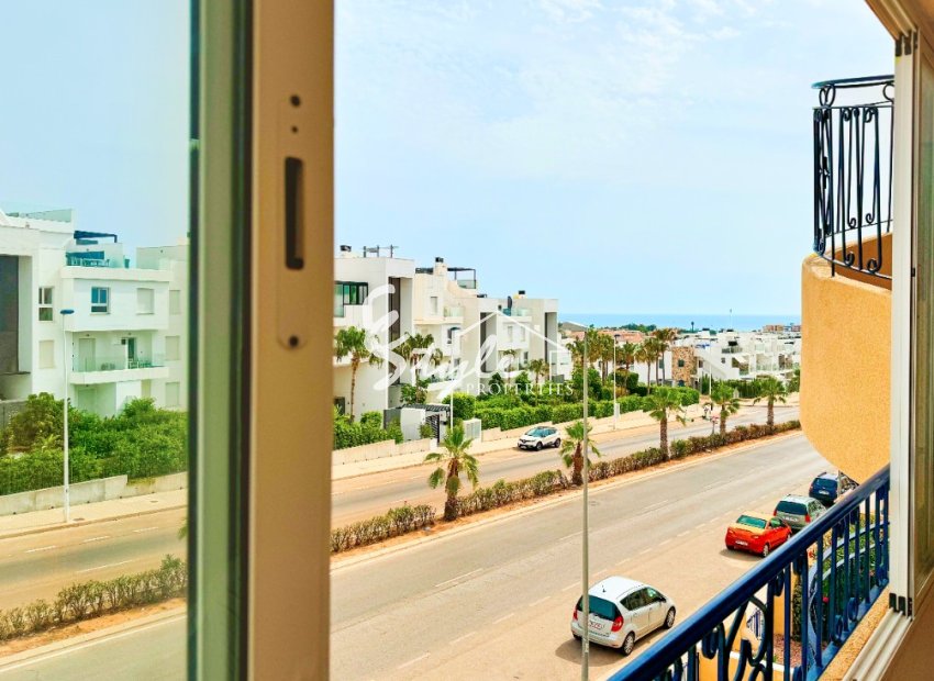 Se vende apartamento en planta alta con vistas al mar en Cinuelica, Punta Prima, Costa Blanca. ID3557