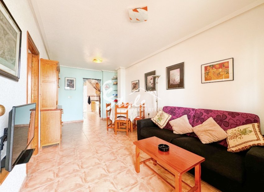 Se vende apartamento en planta alta con vistas al mar en Cinuelica, Punta Prima, Costa Blanca. ID3557