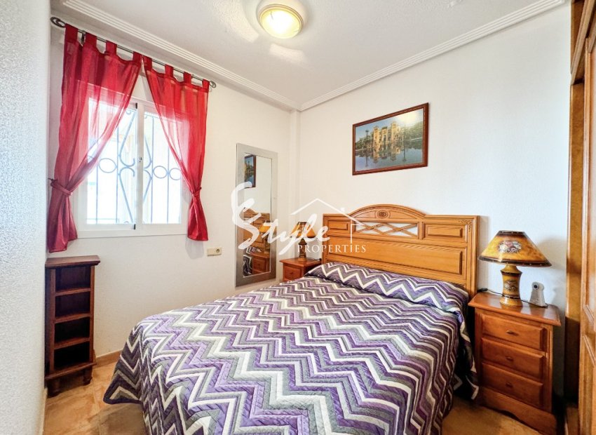 Se vende apartamento en planta alta con vistas al mar en Cinuelica, Punta Prima, Costa Blanca. ID3557