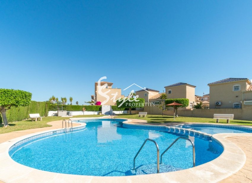 Se vende apartamento en planta alta con vistas al mar en Cinuelica, Punta Prima, Costa Blanca. ID3557