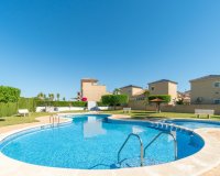 Se vende apartamento en planta alta con vistas al mar en Cinuelica, Punta Prima, Costa Blanca. ID3557