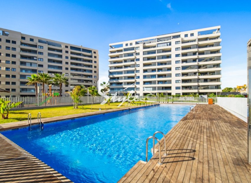Se vende apartamento en primera línea con jardín privado en Posidonia, Punta Prima, Costa Blanca. ID2354