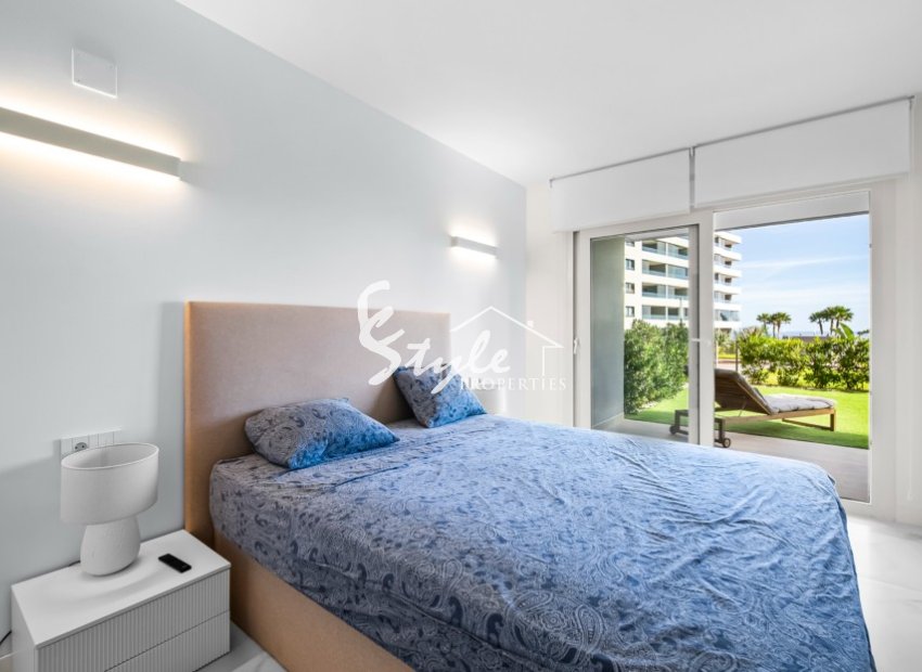 Se vende apartamento en primera línea con jardín privado en Posidonia, Punta Prima, Costa Blanca. ID2354
