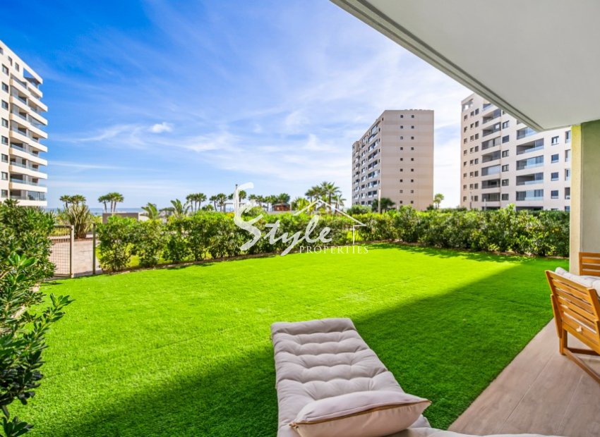 Se vende apartamento en primera línea con jardín privado en Posidonia, Punta Prima, Costa Blanca. ID2354
