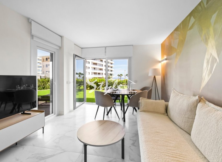 Se vende apartamento en primera línea con jardín privado en Posidonia, Punta Prima, Costa Blanca. ID2354