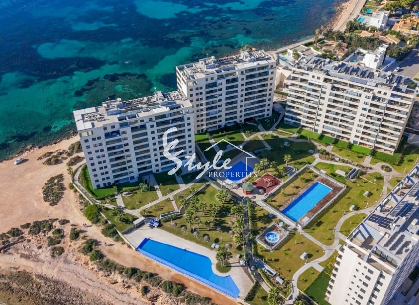 Se vende apartamento en primera línea con jardín privado en Posidonia, Punta Prima, Costa Blanca. ID2354