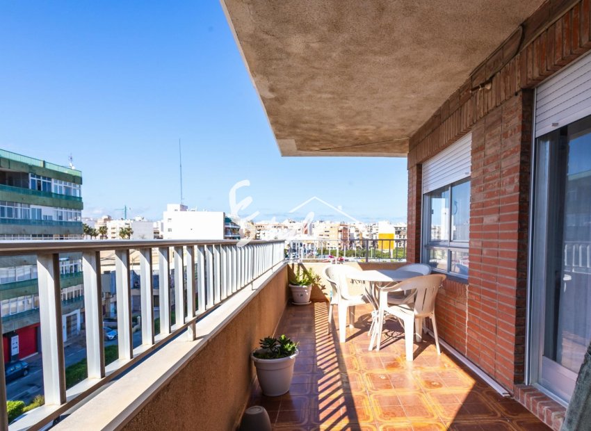 Se vende apartamento espacioso a 50 m de la playa en Torrevieja, Costa Blanca, España. ID2351