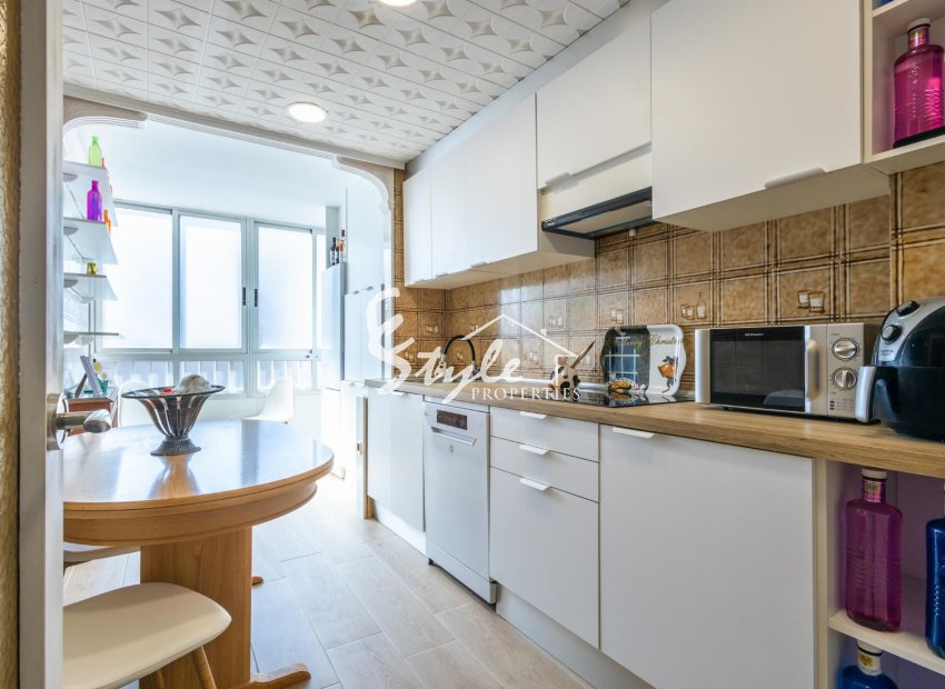 Se vende apartamento espacioso a 50 m de la playa en Torrevieja, Costa Blanca, España. ID2351