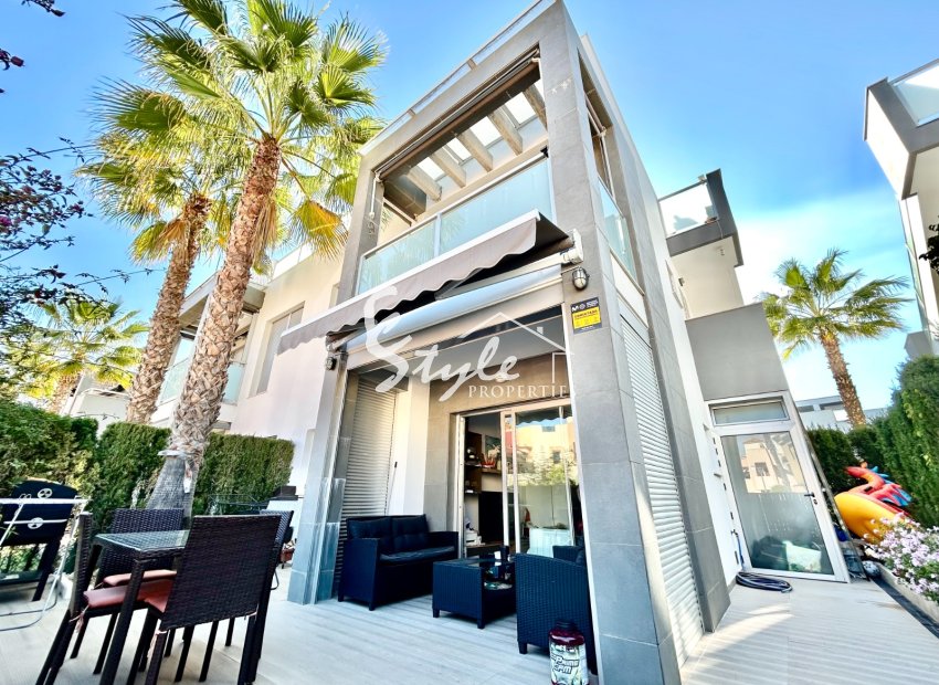 Se vende apartamento moderno de 2 dormitorios en comunidad cerrada Punta Prima, Costa Blanca, España. ID2220