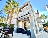 Se vende apartamento moderno de 2 dormitorios en comunidad cerrada Punta Prima, Costa Blanca, España. ID2220