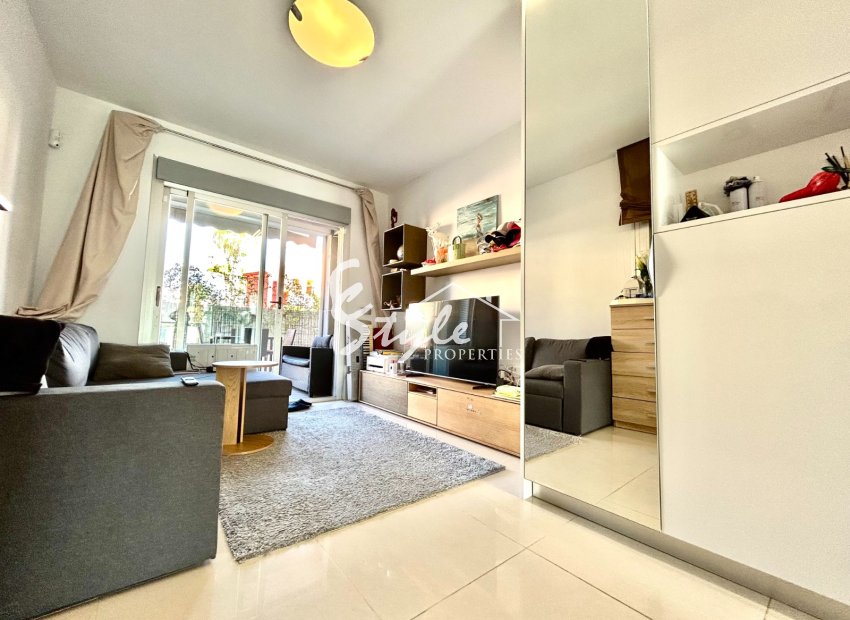 Se vende apartamento moderno de 2 dormitorios en comunidad cerrada Punta Prima, Costa Blanca, España. ID2220
