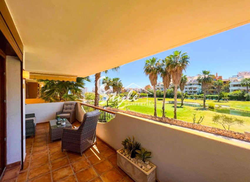 Se vende apartamento orientado al sur cerca de la playa en La Entrada, Punta Prima, Costa Blanca, España. ID3326