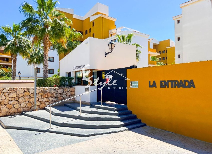 Se vende apartamento orientado al sur cerca de la playa en La Entrada, Punta Prima, Costa Blanca, España. ID3326