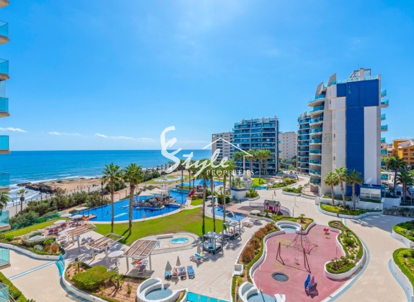 Se vende apartamento primera linea en Res. Sea Senses, Punta Prima. ID2672