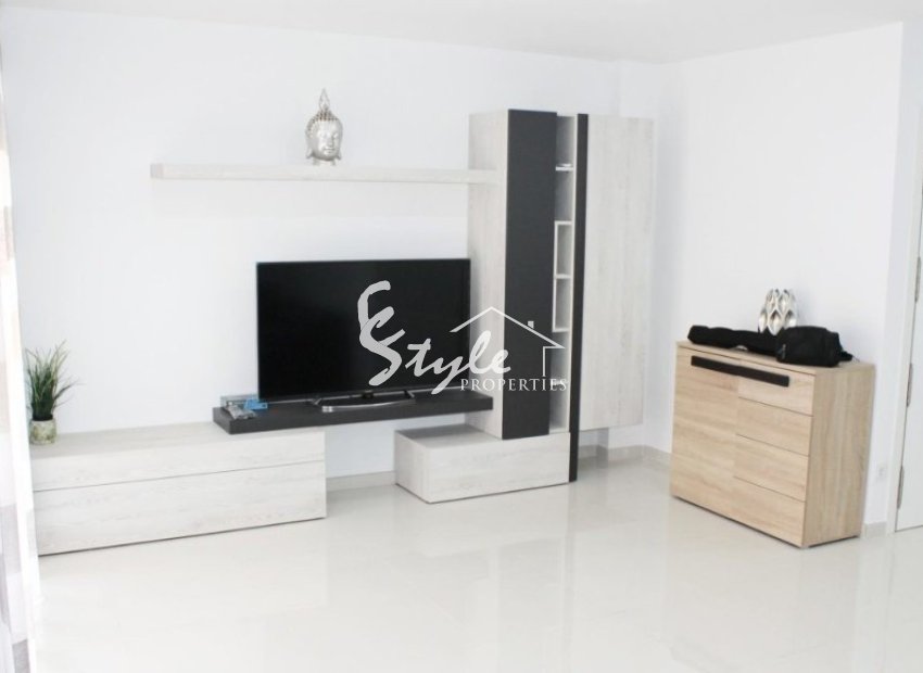 Se vende apartamento totalmente reformado con vistas al mar en Torrevieja, Costa Blanca, España. ID1925