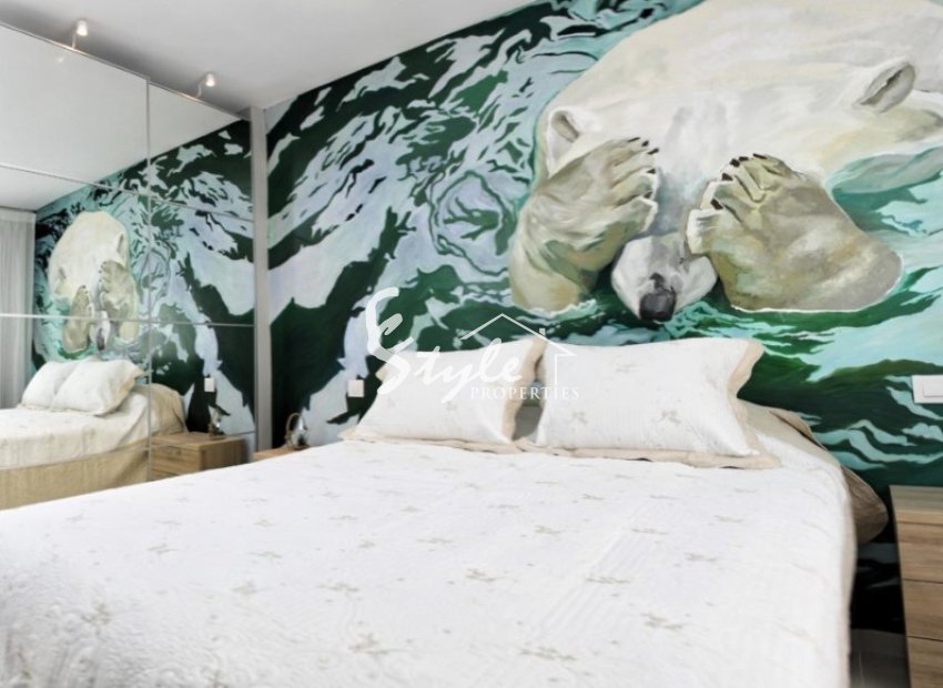 Se vende apartamento totalmente reformado con vistas al mar en Torrevieja, Costa Blanca, España. ID1925