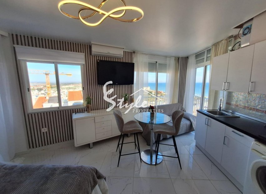 Se vende apartamento totalmente reformado con vistas panorámicas en Torrevieja, a pocos pasos del mar, Costa Blanca, España. ID2349