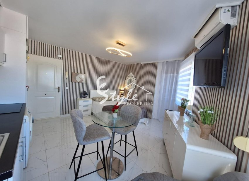Se vende apartamento totalmente reformado con vistas panorámicas en Torrevieja, a pocos pasos del mar, Costa Blanca, España. ID2349