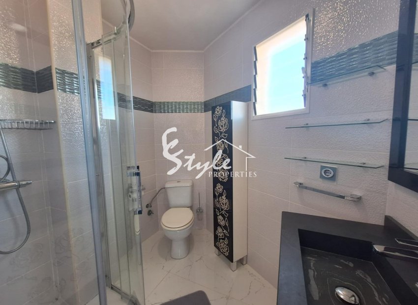 Se vende apartamento totalmente reformado con vistas panorámicas en Torrevieja, a pocos pasos del mar, Costa Blanca, España. ID2349