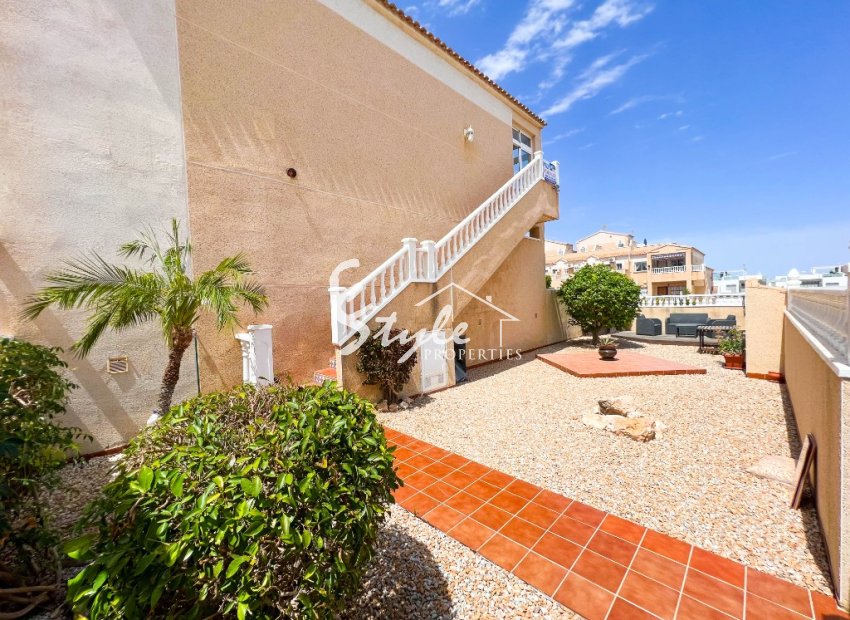 Se vende ático con vistas al mar y jardín en La Cinuelica, Punta Prima, Costa Blanca. ID3336