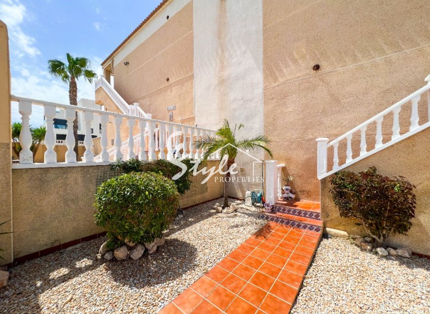 Se vende ático con vistas al mar y jardín en La Cinuelica, Punta Prima, Costa Blanca. ID3336