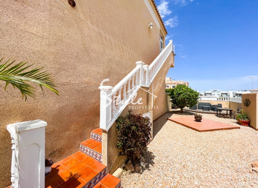 Se vende ático con vistas al mar y jardín en La Cinuelica, Punta Prima, Costa Blanca. ID3336
