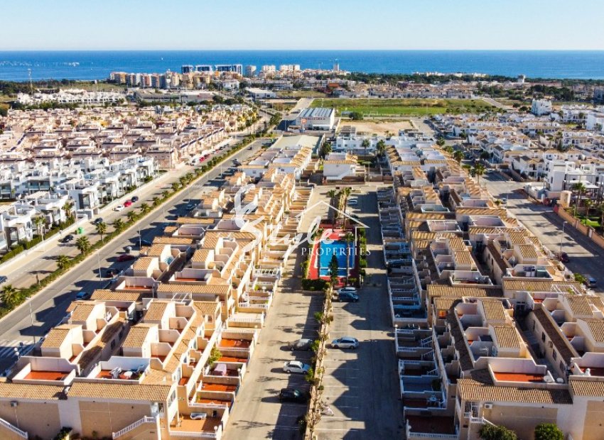 Se vende ático con vistas al mar y jardín en La Cinuelica, Punta Prima, Costa Blanca. ID3336