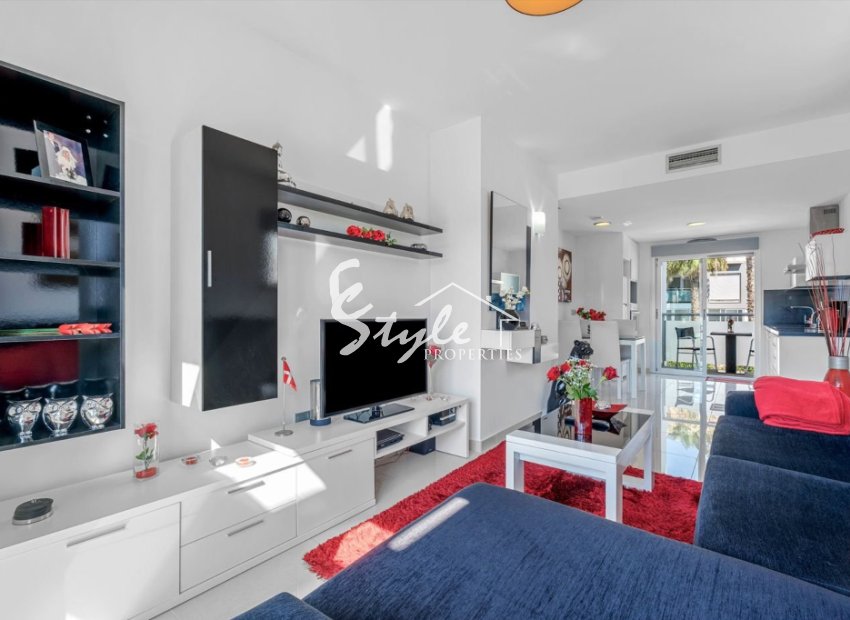 se vende bungalow alto moderno en Amay, Punta Prima, Orihuela Costa, Costa Blanca, Spain. ID2685