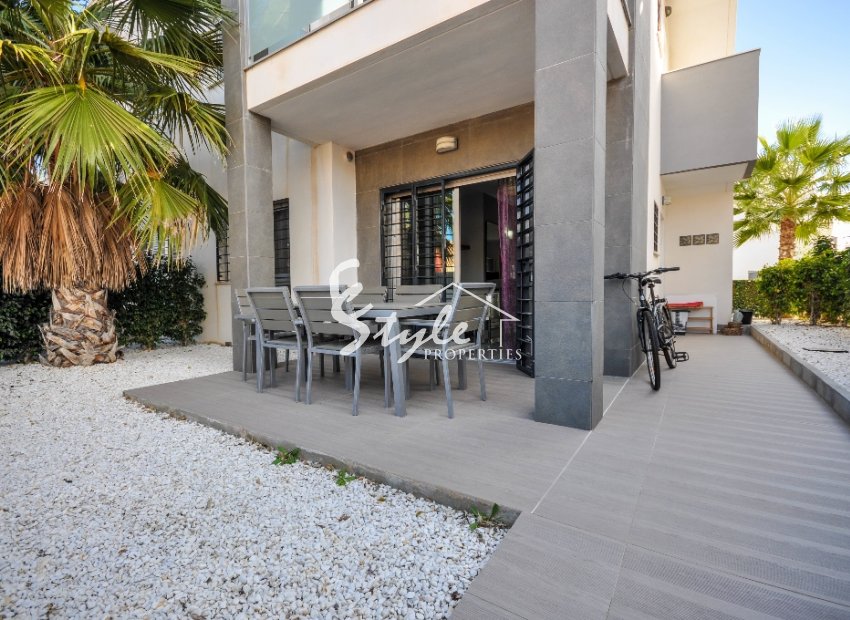 Se vende bungalow  con jardín privado en  Res. Amay, Punta Prima,  Costa Blanca . ID1211